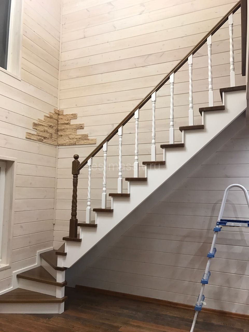 Деревянная белая лестница в частном доме